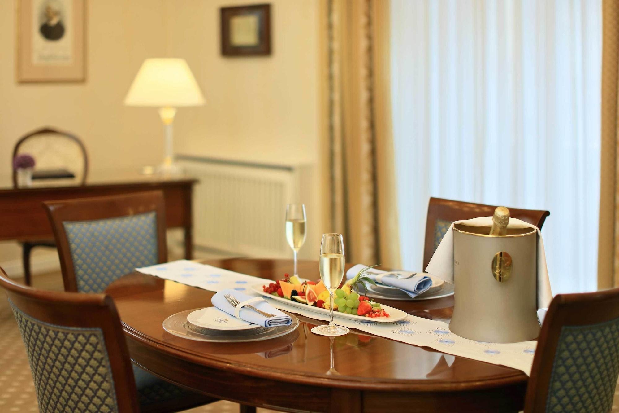 Hotel De France Wien Екстер'єр фото A table set for a meal