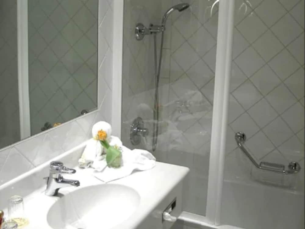 Hotel De France Wien Екстер'єр фото A shower cubicle