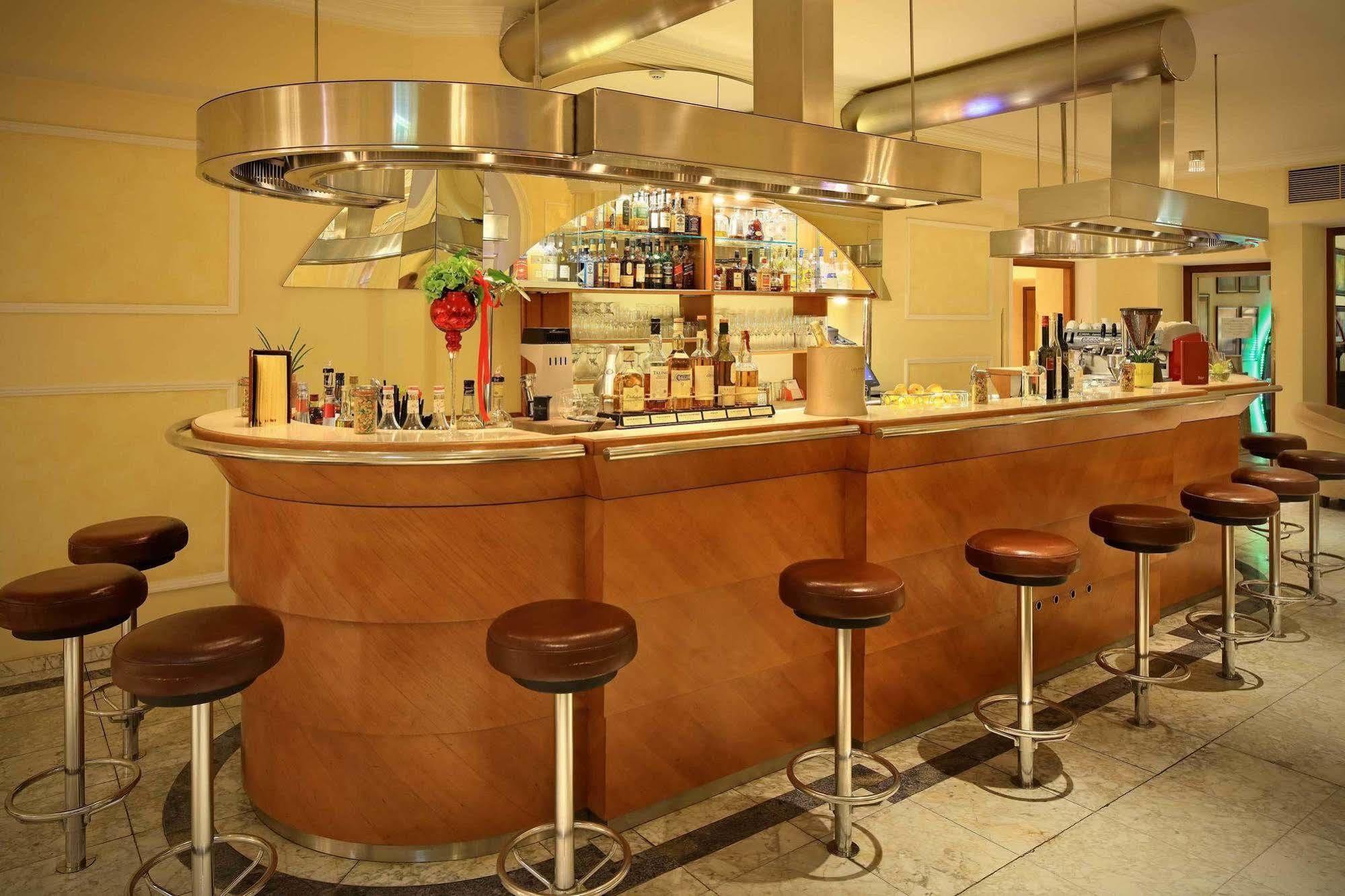 Hotel De France Wien Екстер'єр фото A bar in a restaurant